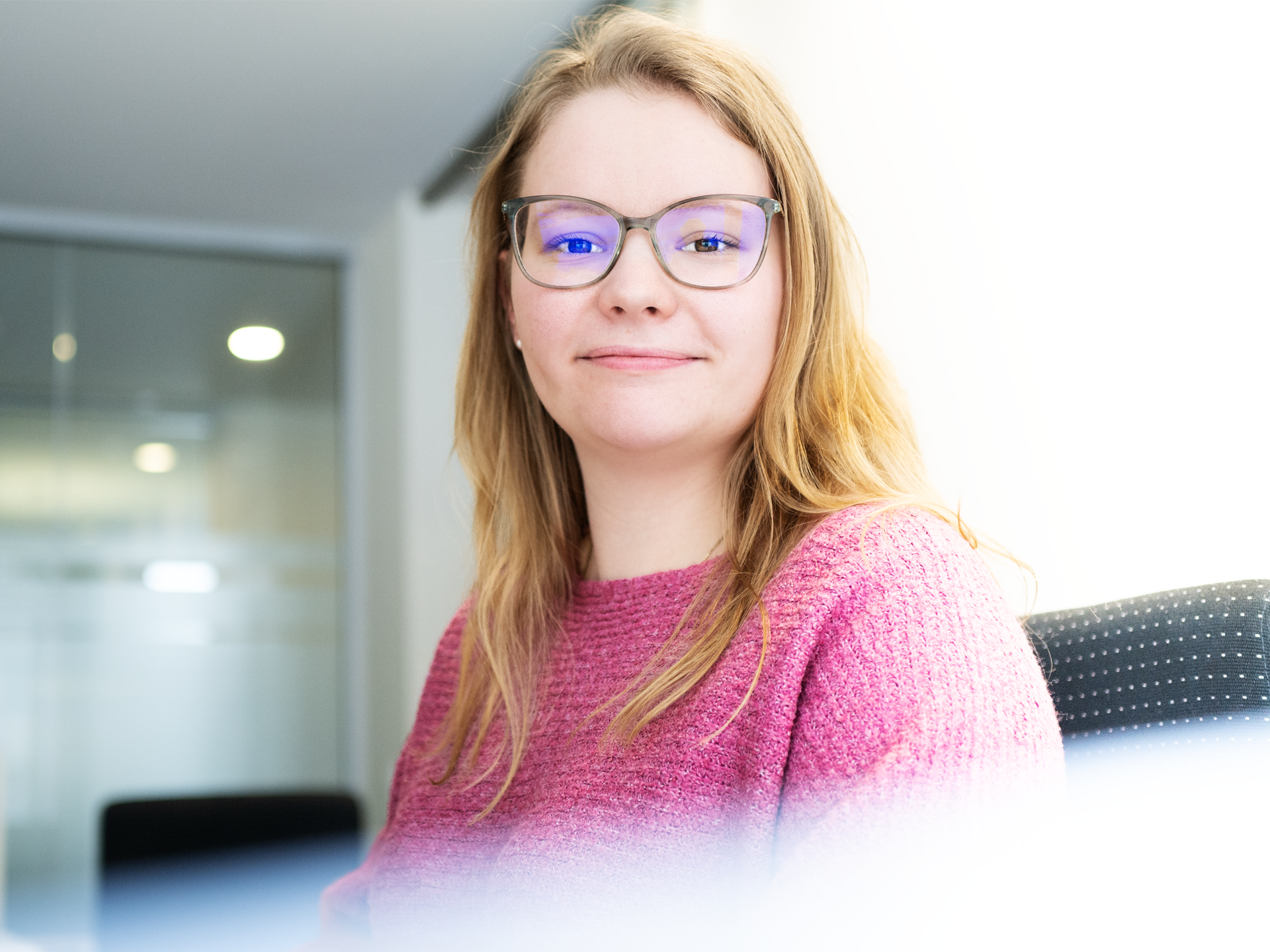 Blonde Frau mit Brille